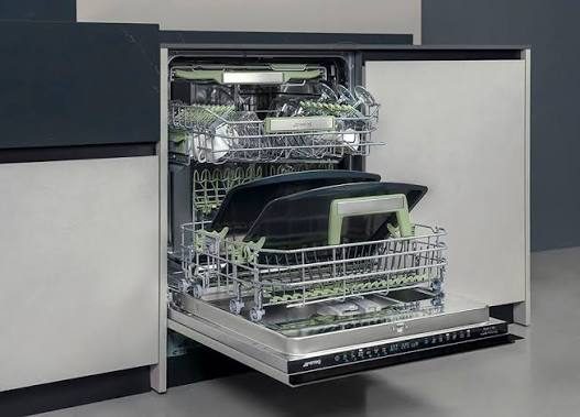 Integrated dishwasher with baking trays in the lower rack