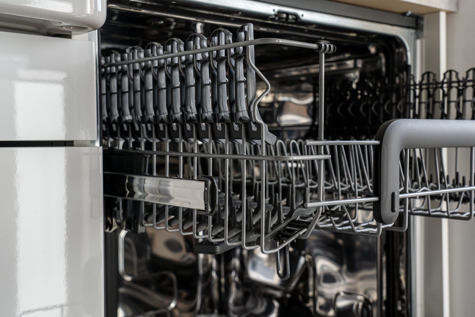 Dishwasher upper rack with folding tines